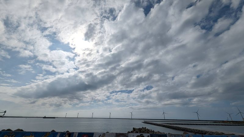 能代港港湾区域内で稼働中の洋上風力発電　出典：編集部にて撮影