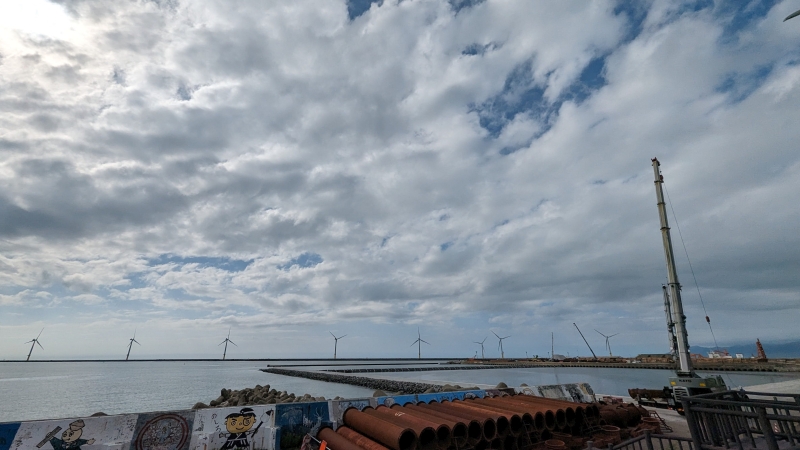 能代港に立ち並ぶ洋上風力発電所　出典：編集部にて撮影