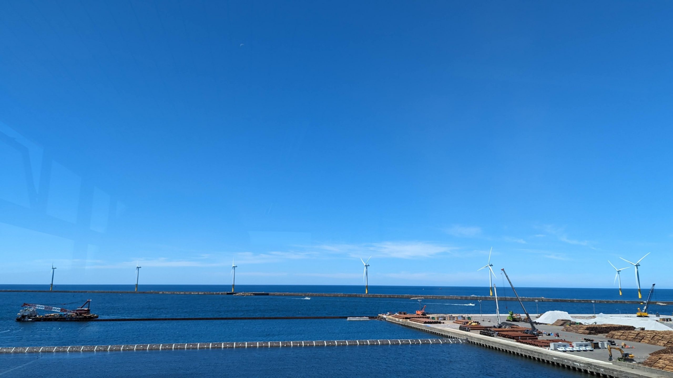 工事中の能代港と洋上風力発電　出典：編集部にて撮影