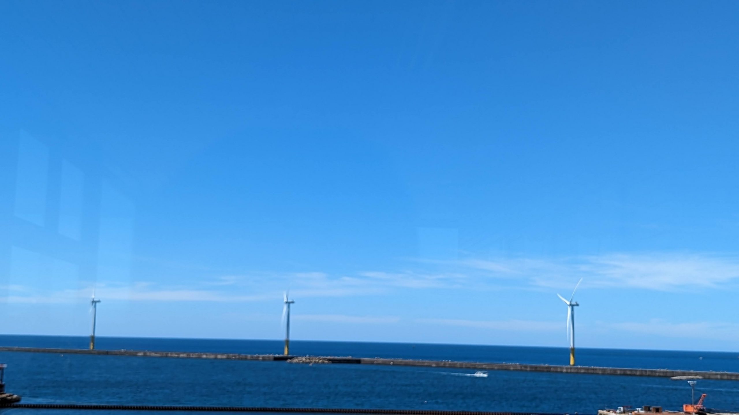 真夏の洋上風力発電　出典：編集部にて撮影