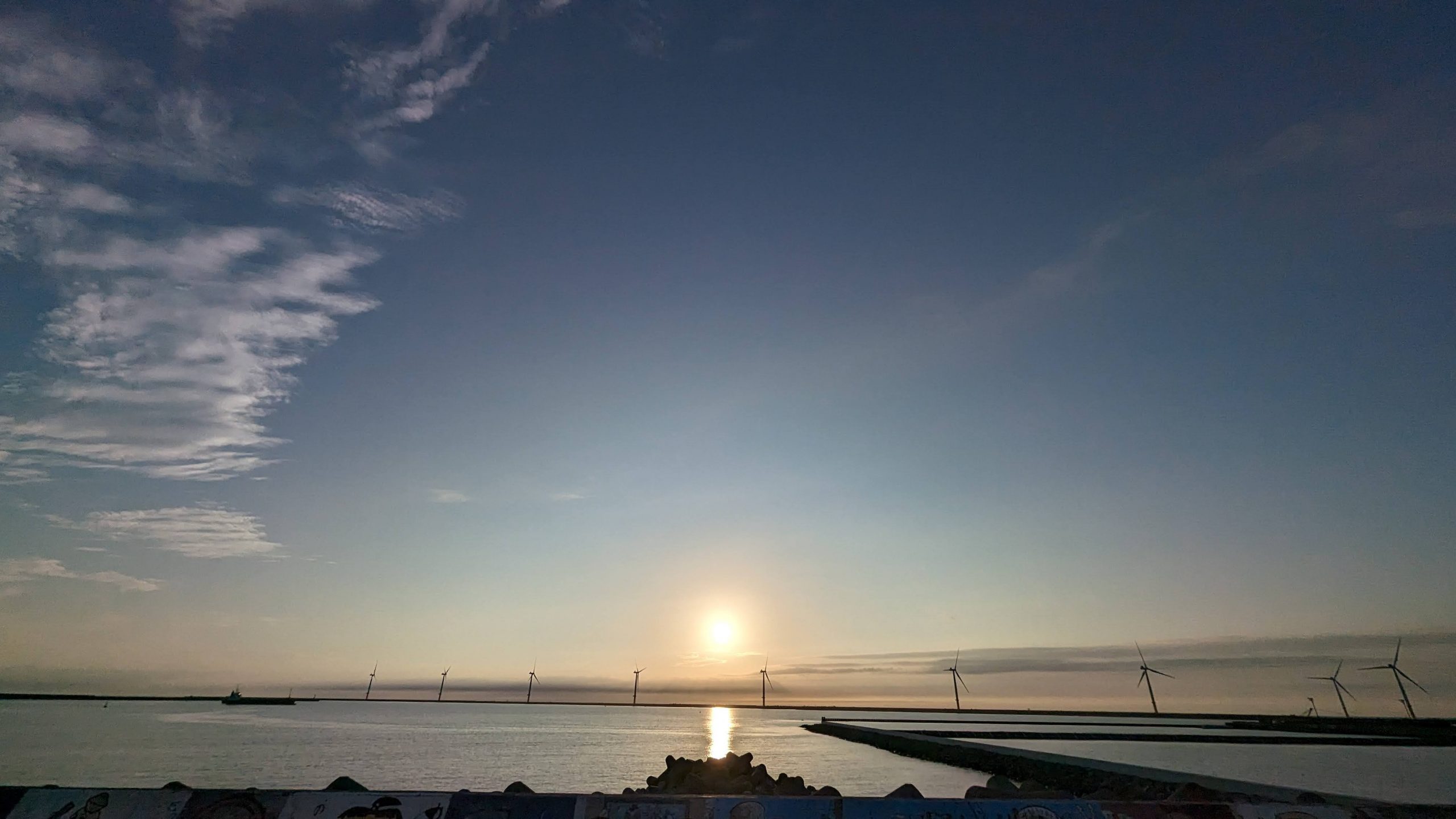 港湾区域の洋上風力発電と夕暮れ　出典：編集部にて撮影