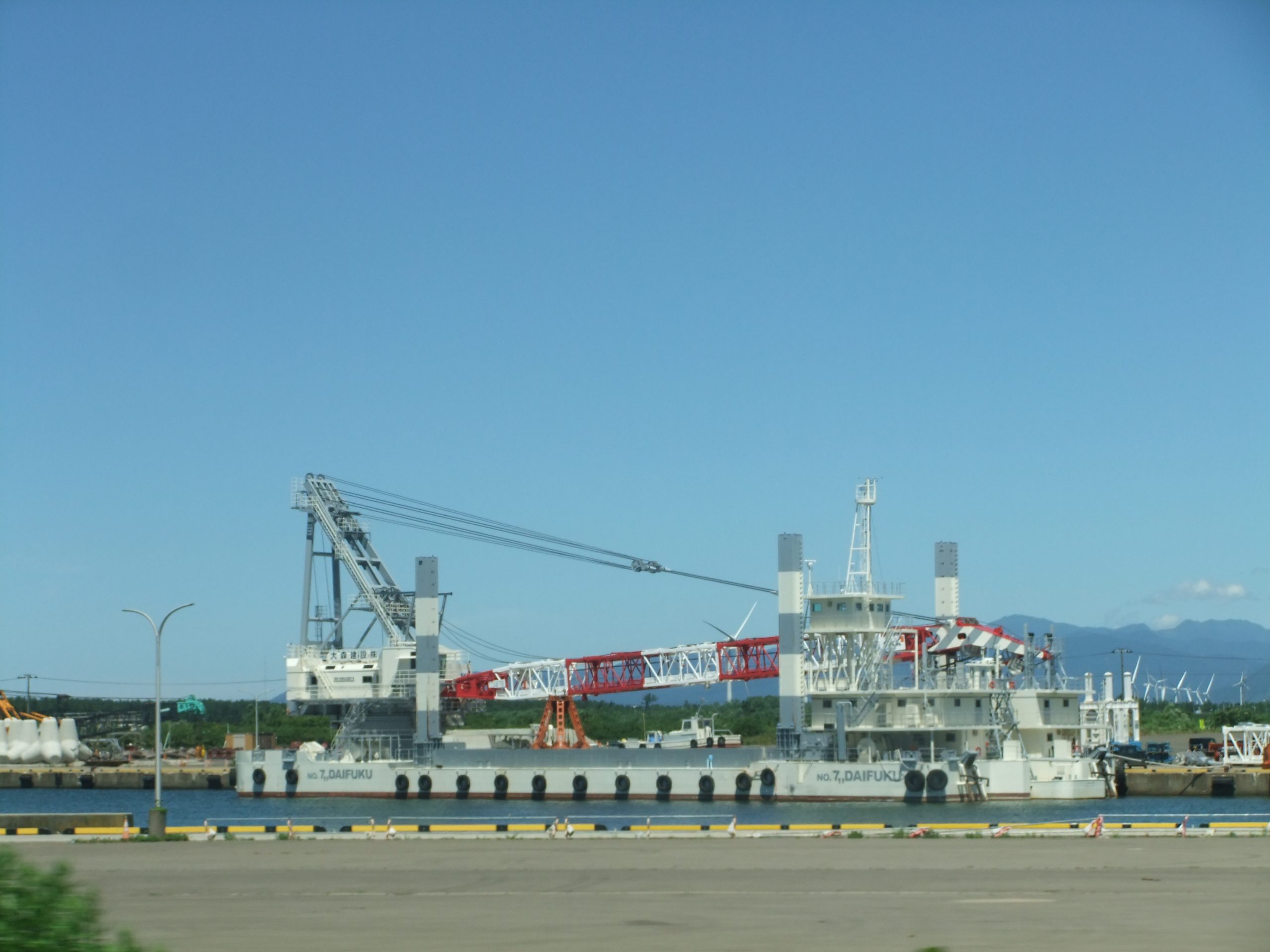 能代港に停泊する大型作業船　出典：編集部にて撮影