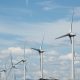 一列に立ち並ぶ風力発電所　出典：編集部にて撮影